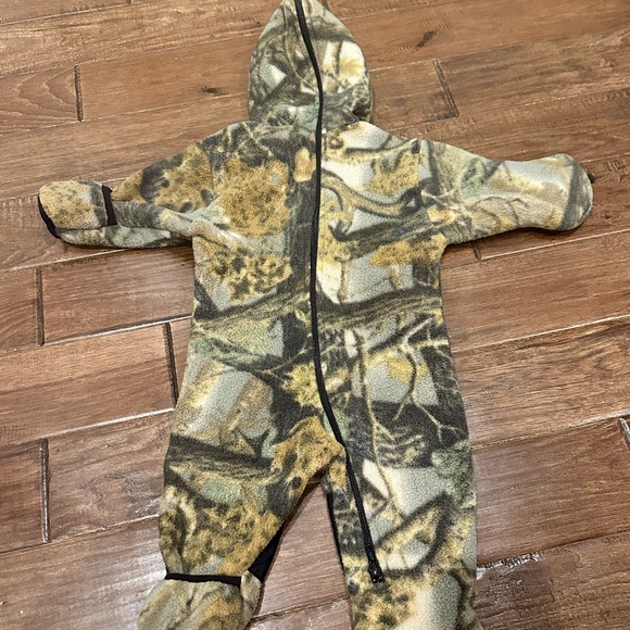 Molehill Camo Fleece Baby Snowsuit with Hood 3/9 month - Picture 2 of 4